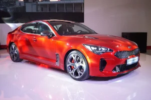 Kia_Stinger_-_prawy_przód_(MSP17).webp