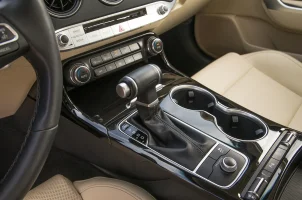 2018-Kia-Stinger-2-0-center-console.webp