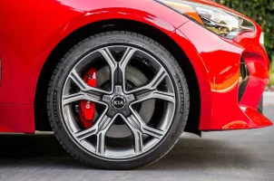 2018-Kia-Stinger-GT-wheel.webp