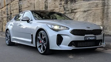 2019-Kia-Stinger-GT-sedan-silver-1001x565p (1).webp