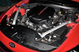 Kia-Stinger-black oil cap.webp