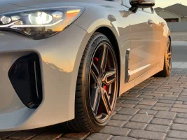 19x8_5 et32 front 19X9_5 ET40 stock tire3.webp