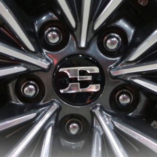 kia stinger small wheel cap close up