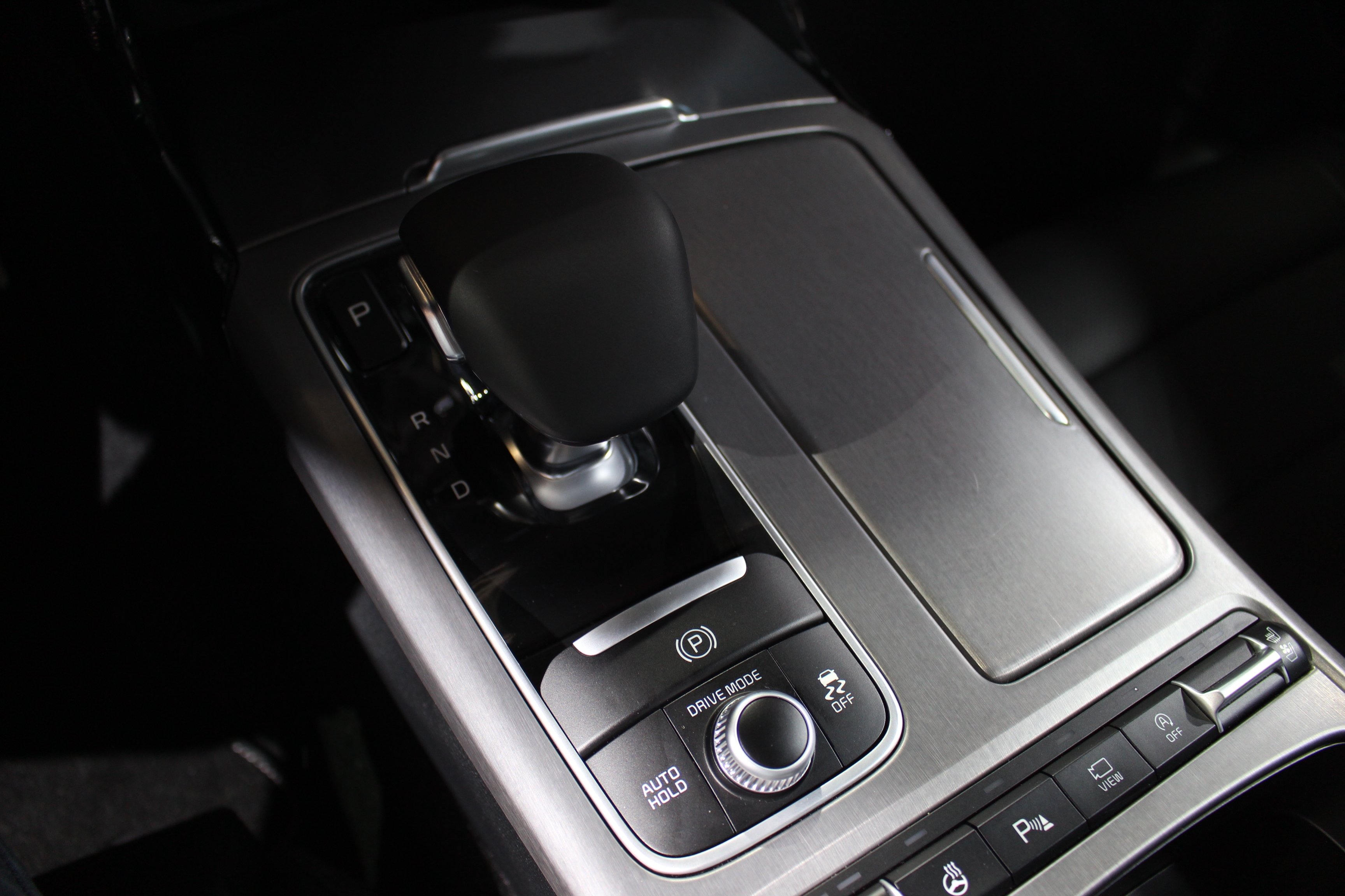 kia_stinger_cupholder_1.jpg
