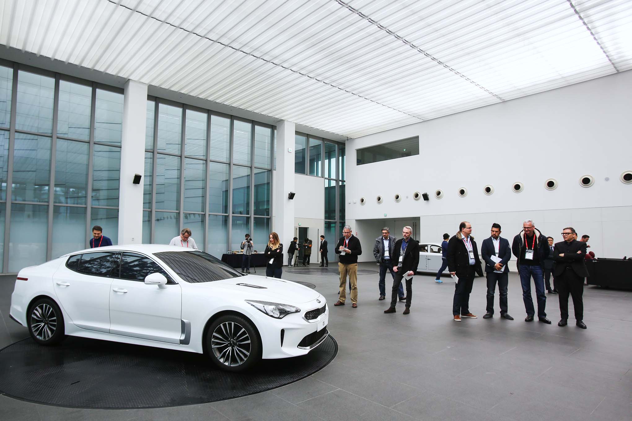 newclubimage-kia-stinger-40170692-2040-1360.jpg
