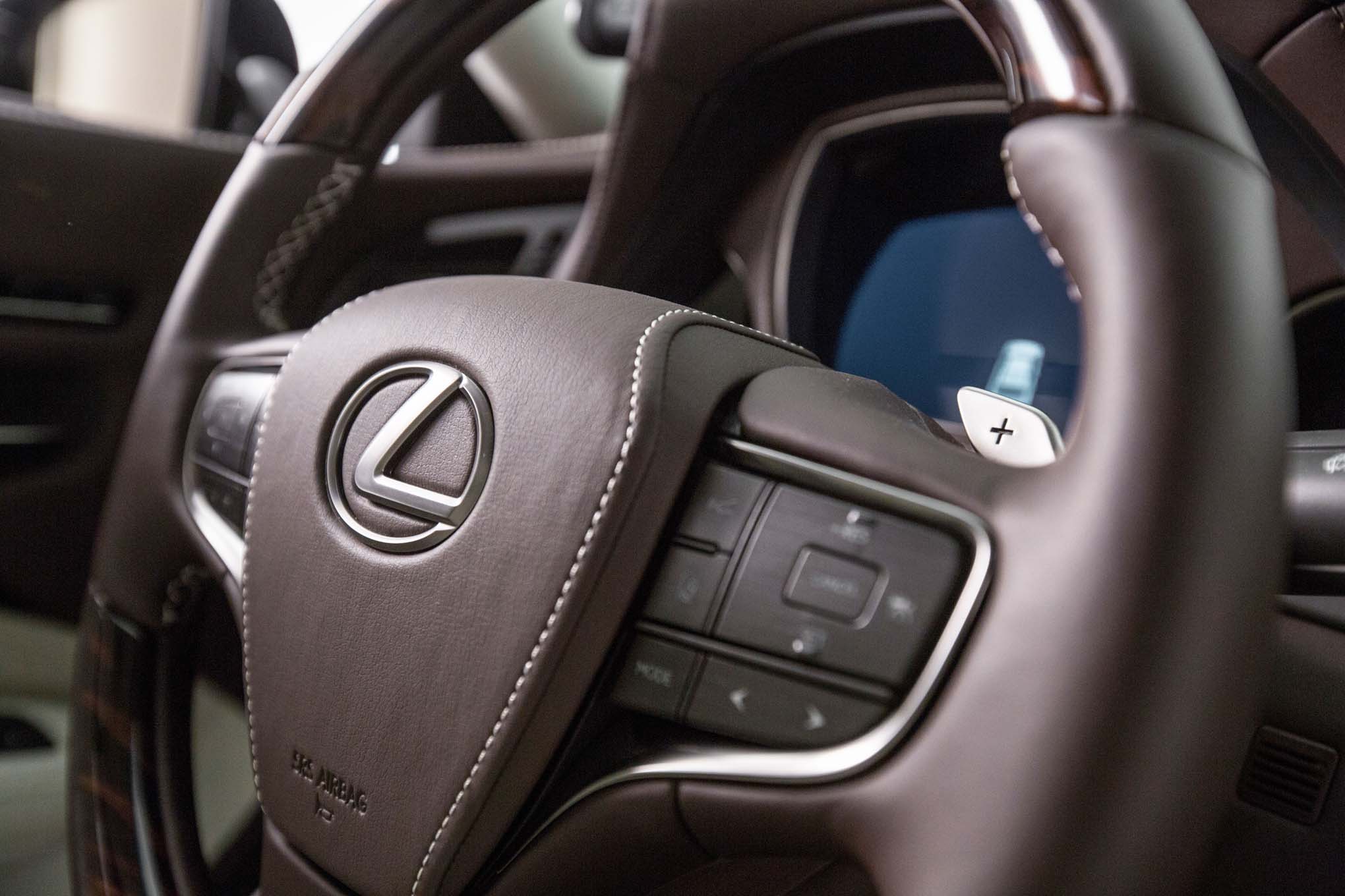 2018-Lexus-LS-500-steering-wheel.jpg