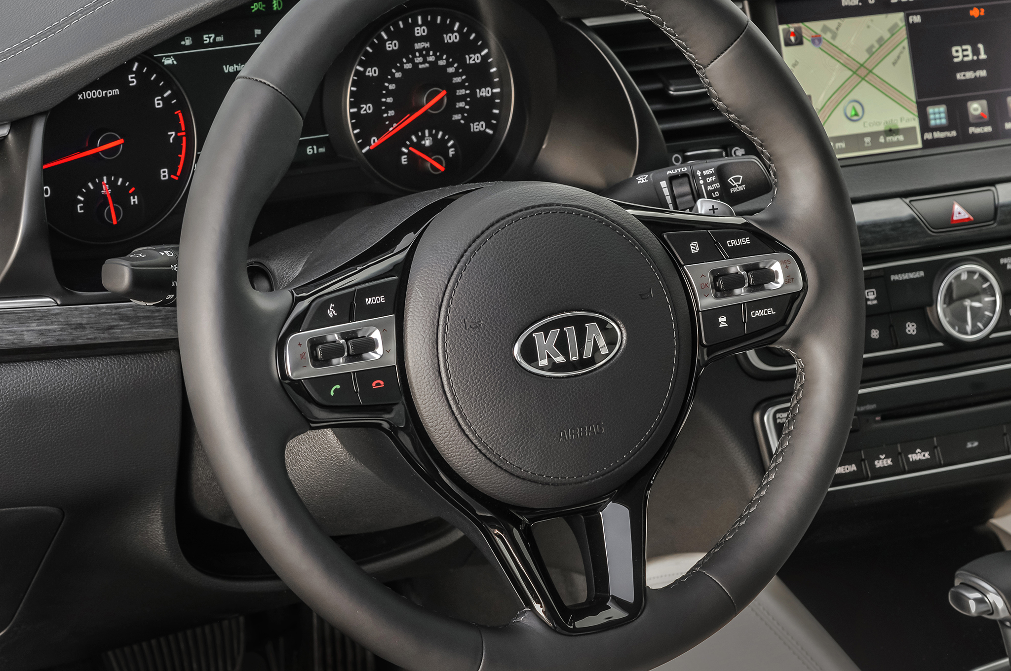 2017-Kia-Cadenza-steering-wheel.jpg